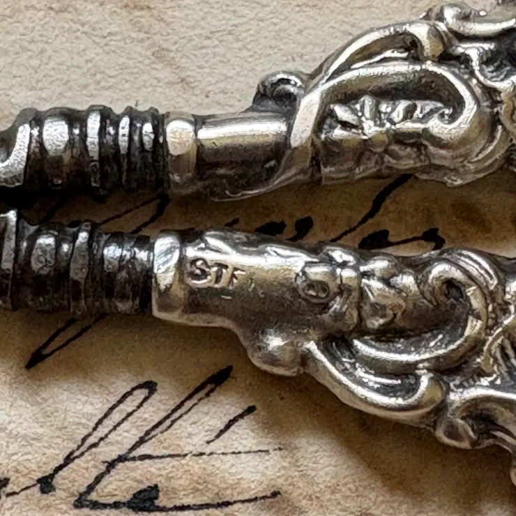 手柄完整與刀片結合緊密,握柄連結端一處有”STE”的打印。