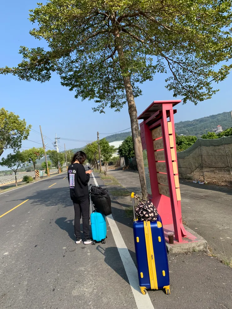 在公車上有兩位和我一樣拖行李箱的女生,如猜測的是內觀同期學員,我為因應木板床而帶了瑜伽墊,兩相比較,不禁納悶對方的行李箱那麼小夠用十天嗎?