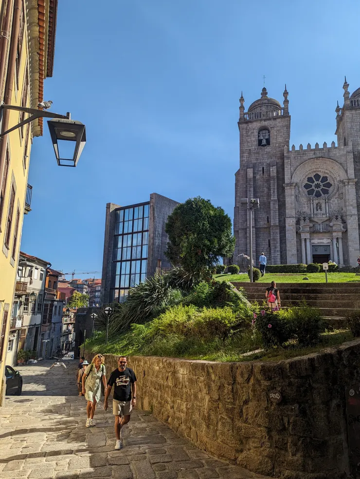 旅社外面就是波多主教堂