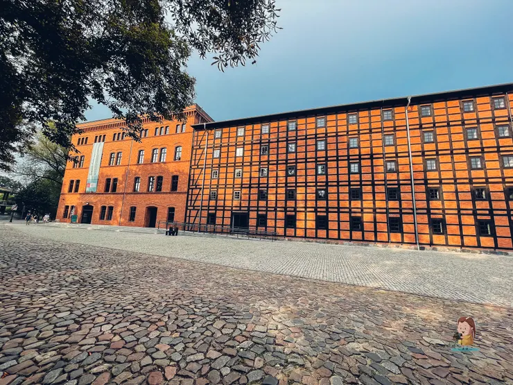 此座紅色糧倉於這兩年終於整修完成，且落成開放。