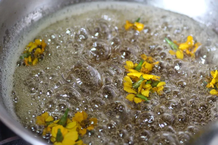 熬煮芳香萬壽菊糖漿，甜美的蜜糖香氣把人在秋冬時節渴望溫馨甜美的情調勾引得絲絲入扣。