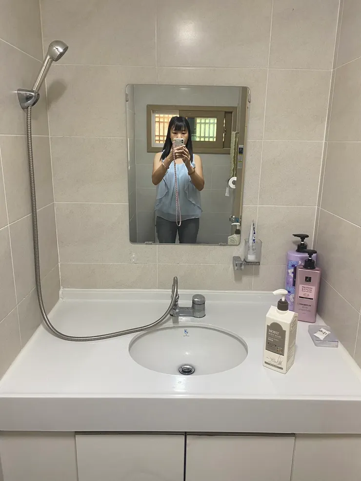 蓮蓬頭連接洗手台水龍頭，洗澡感覺空間略窄