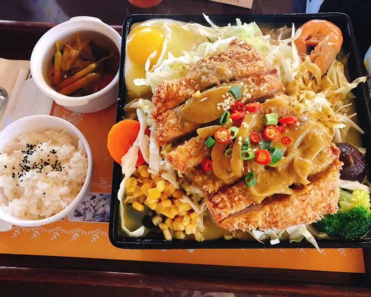 咖哩豬排份量大又不錯吃