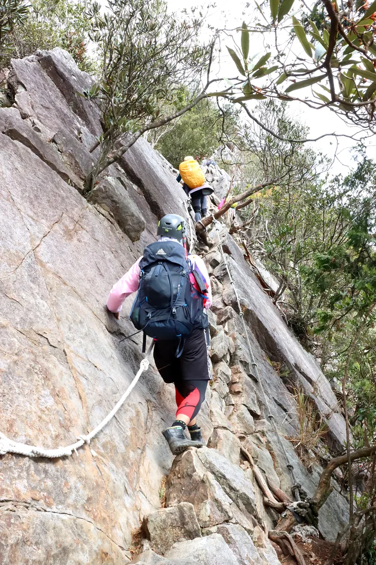 繼續往鳶嘴山的方向都是裸岩路段。