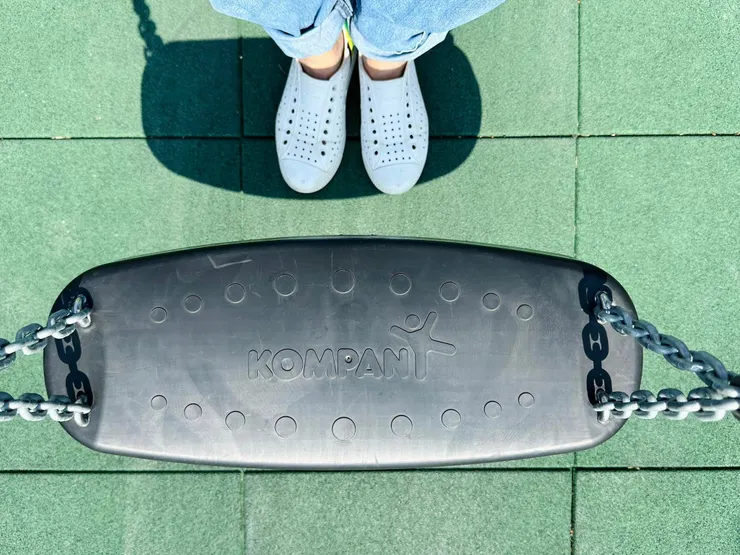 平板盪鞦韆適合常兒,這裡的設施都是進口好物。(十全公園)