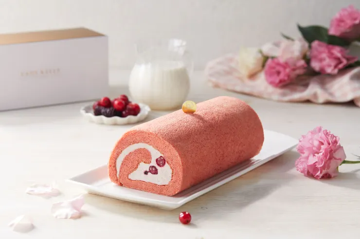 粉嫩夢幻系甜點「法式莓果捲」，微酸甜的迷人戀愛滋味。（資料來源：LADY KELLY）