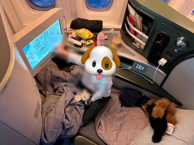 鋪床後的樣子，孩子和我能夠一起躺著