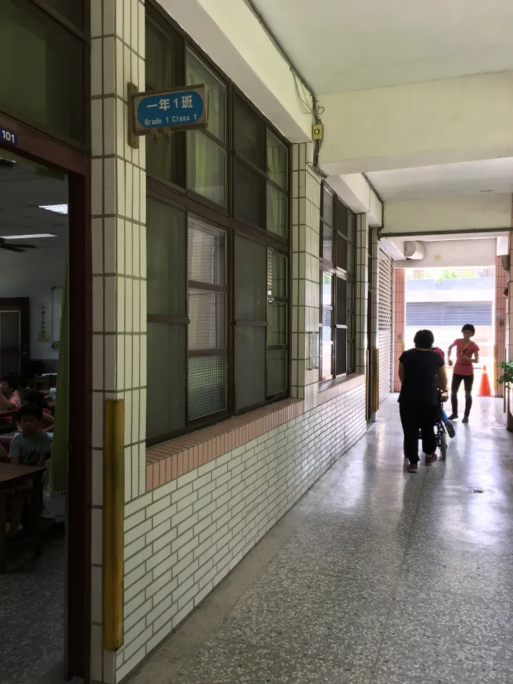 推子祐進進出出的生活助理員。