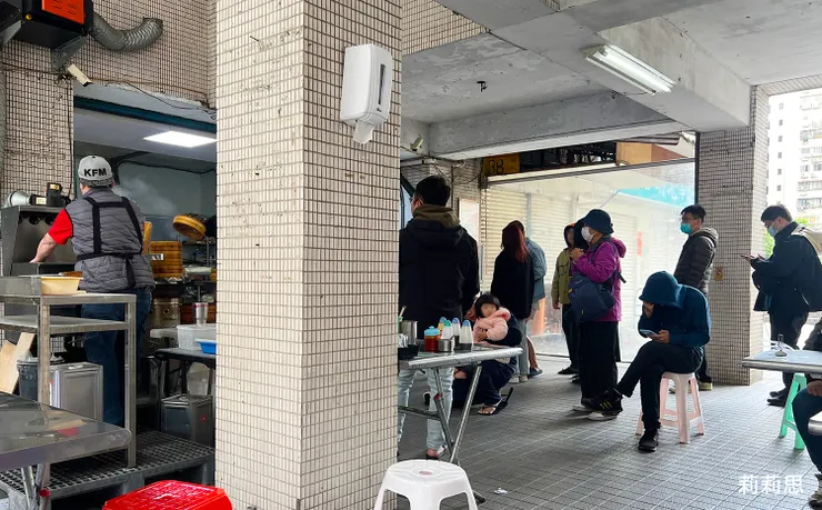 店內、排隊的人