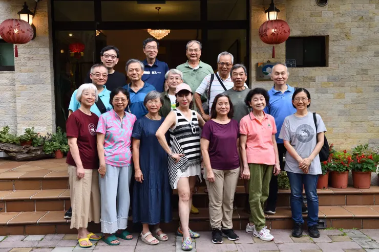 【蔓森活到了十六人卻是近年高峰！在蔓森活主棟前大合照。】