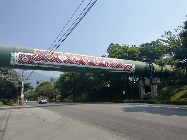 台泥管道跨越台9線。你是誰？台泥還是遊客？