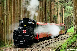 專列停在第二分道前的山下側軌道，右邊路線則往山上