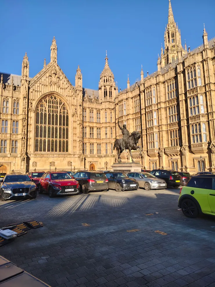 這尊銅像為「擁有獅子心的理查一世」（Richard Coeur de Lion／Richard the Lionheart），座落於國會主要建築群外的 Old Palace Yard。
