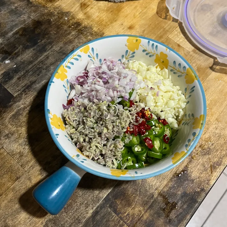 把材料都切碎，特別是香茅比較硬，不切碎根本咬不動。