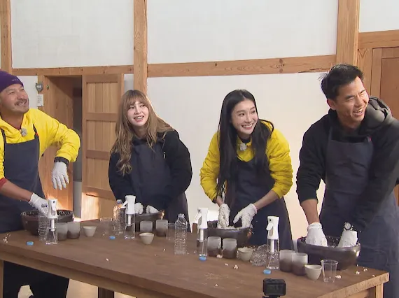 黑魔王柯有倫（右）強勢登場！本集一字排開美女軍團。（綜藝玩很大）