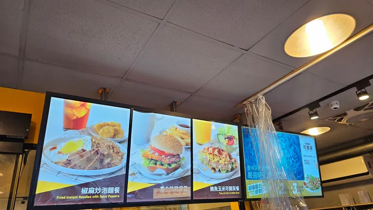 Q Burger可以吃到名字很可愛的怪怪蛋餅喔!