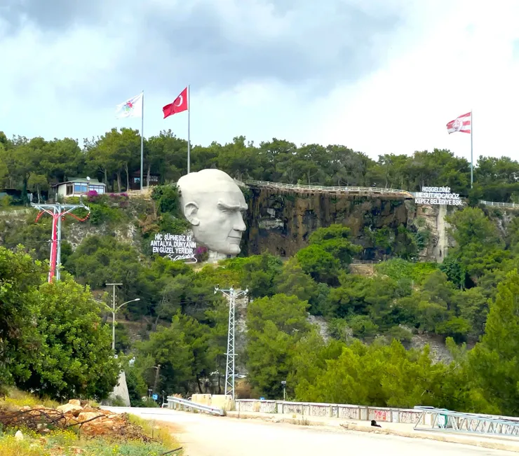 土耳其安塔利亞制高點 國父凱末爾浮雕頭像