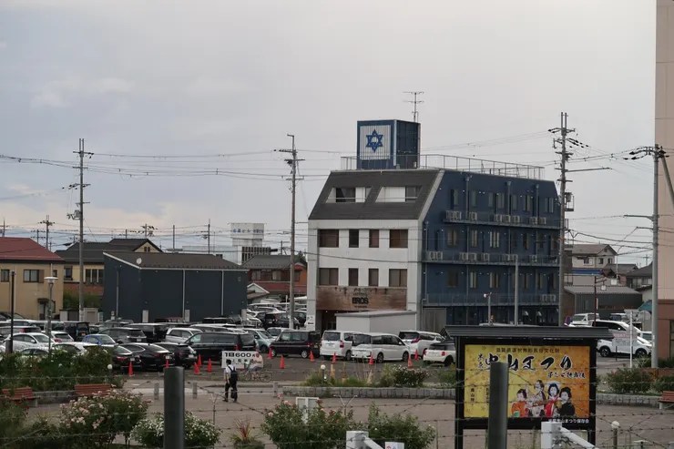 攝於米原站外。這是以色列之家？