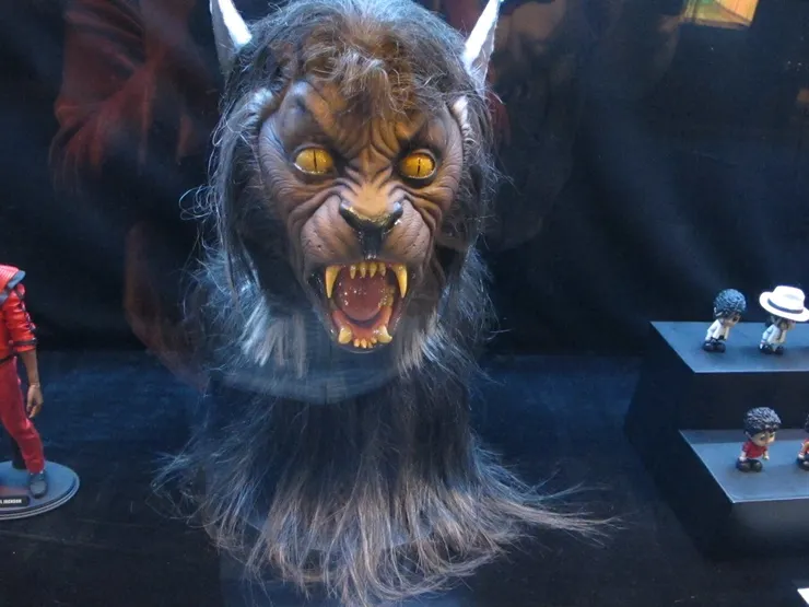 很多人--包括我媽都以為《Thriller》MV裏，MJ變成人狼只是戴個這樣的頭套，但事實才沒這麼簡單！去看看MV的製作特輯便會了解光是這個頭已經花了多少心思和時間，以及MJ對自己的工作有多認真和一絲不苟。