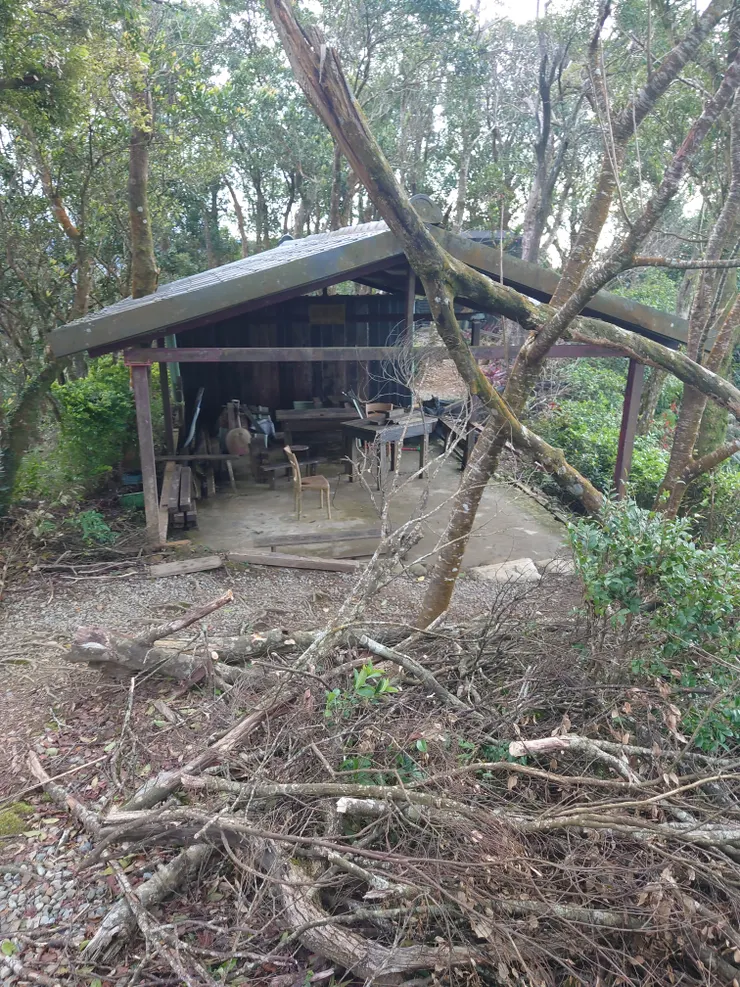 百歲亭，半廢棄的狀態，可遙望貓空纜車站