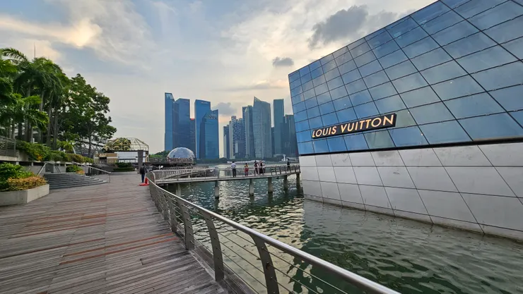 新加坡真的好美!走在木棧道上散步好開心!