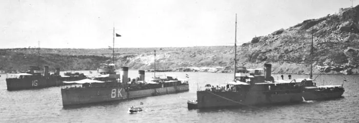 范根特號（Van Ghent）、班克特號（Banckert）和戰前 (1934年後) 位於荷屬東印度群島庫拉索的一艘砲艇。