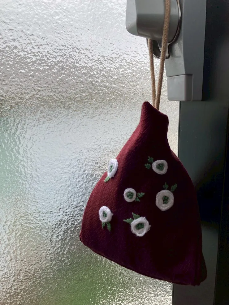 可以把香氛乾燥花或是中藥材放進袋中，掛在窗邊也很療癒喔！