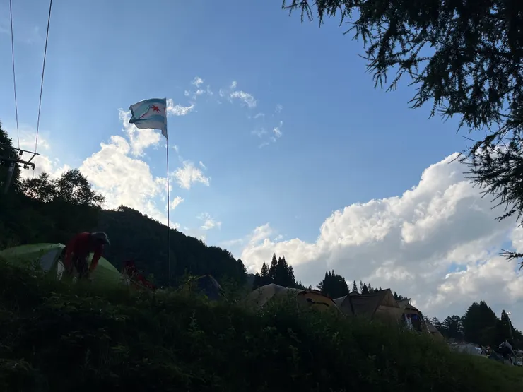 有人帶了好大一張旗幟