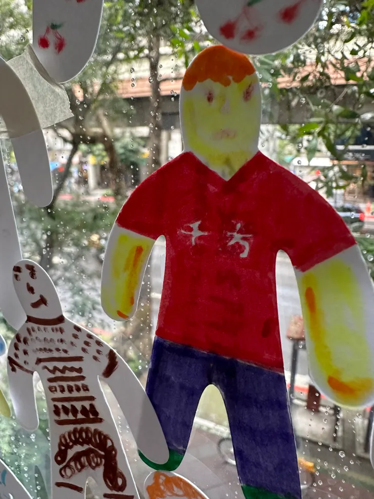 縱使外頭下著雨 也浸不了志強的心