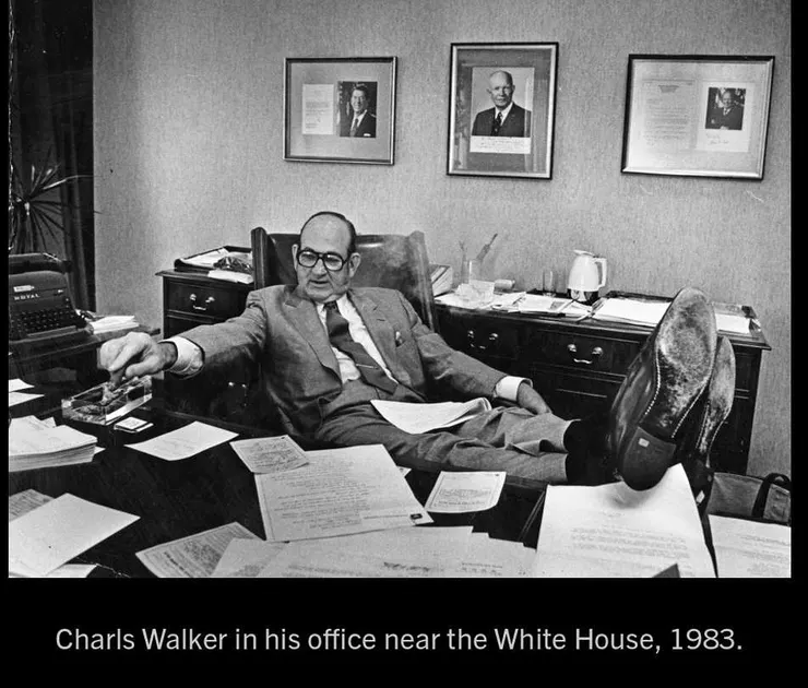 大牌說客Walker在他的辦公室