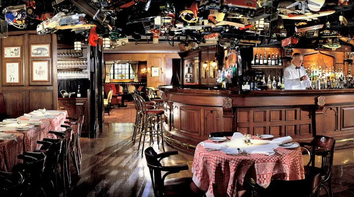 紐約曼哈頓著名的 21club天花板懸掛的是來自客人們的禮物，儼然成為獨特的蒐藏。目前已歇業。