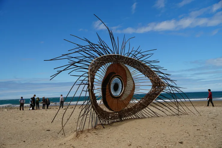 豎立於沙灘上的巨大眼睛「望-穿-海」