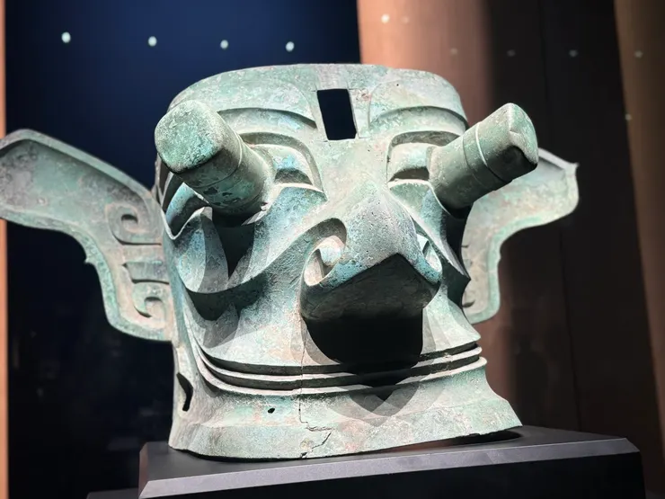 奇特的縱目面具