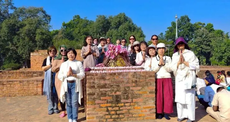 印度朝聖團佛教聖地合影