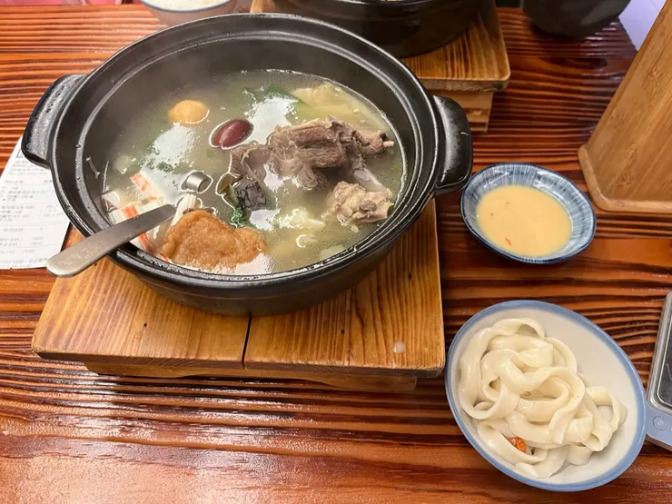 清燉羊肉爐、刀削麵。