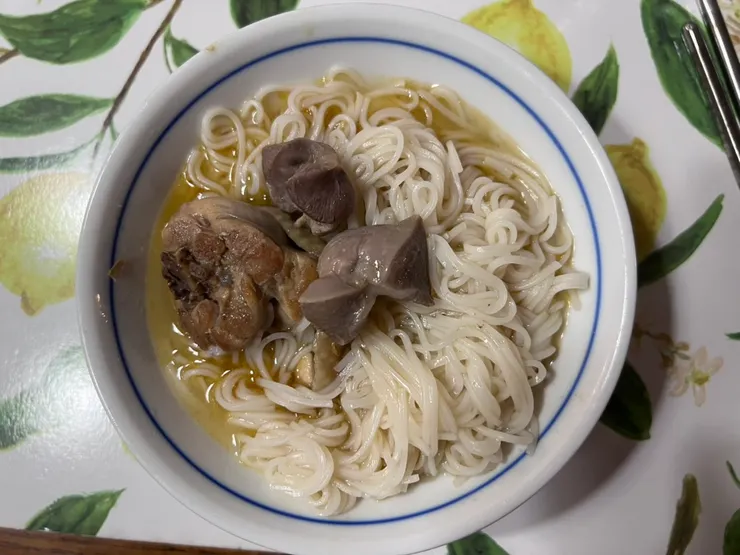 麻油雞麵線是我和爸爸的最愛，只要我回家，爸爸就會慫恿我跟媽媽討吃麻油麵線，媽媽應允後，他跟我一樣開心。