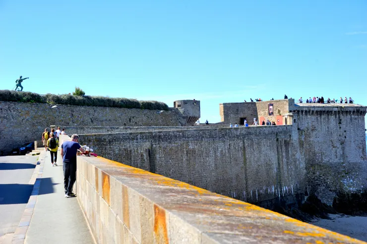 【回顧剛才登上攝影的瞭望台，左邊銅像即著名的私掠船長羅貝爾·蘇爾庫夫（Robert Surcouf）從英國商船上獲得巨大利益，成為城市英雄。】