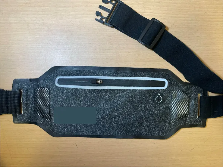 背在外衣與發熱衣之間的腰包。