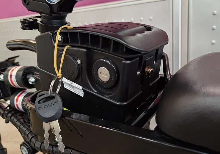 座墊後方的電池放置處