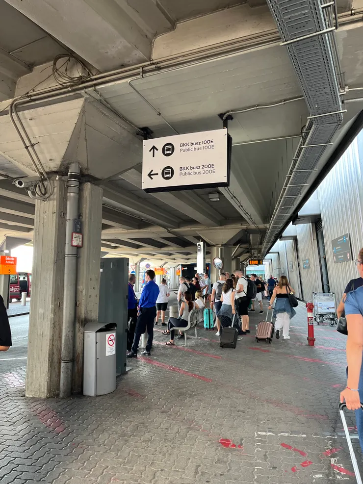 布達佩斯機場巴士的指示