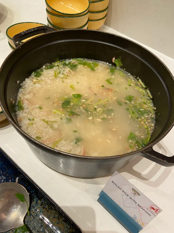 海鮮粥甜味非常，內有蝦，小卷等海鮮