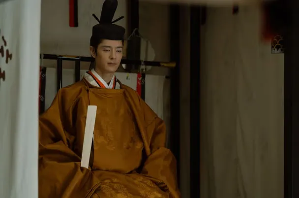 穿著黃櫨染的一条天皇，出自NHK