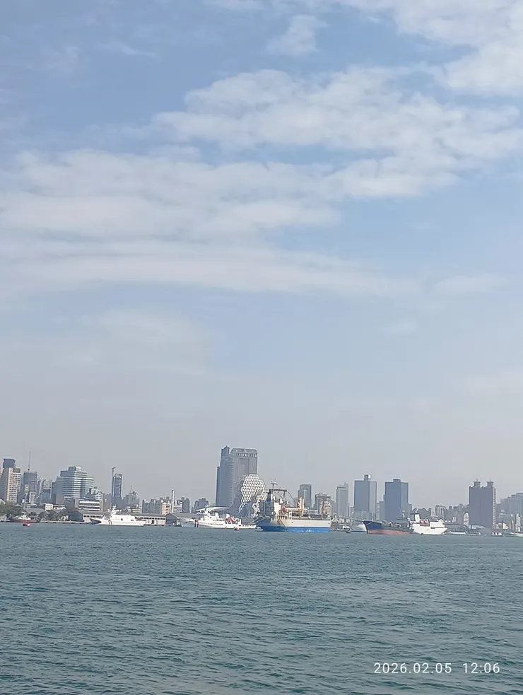 燈引萬船入港腹