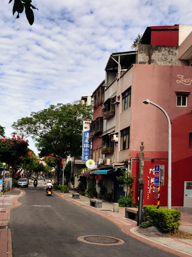 過了老街尾端的馬偕三角公園，人行道變得寬敞又有曲線，充滿綠蔭，也有可休息的石椅。