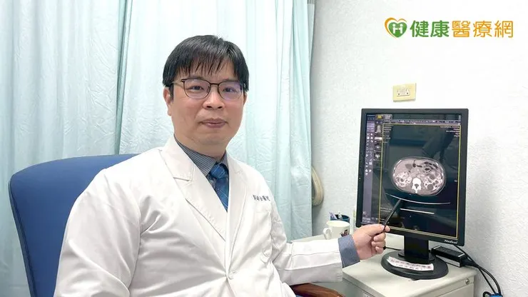 談到日常管理原則，林孟德醫師以「喝水、控壓、避撞」六字總結多囊腎照護的核心。首先是飲食與水分管理。