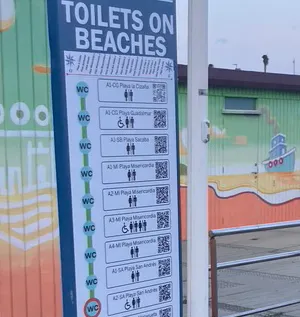 海灘邊的貼心標示：整個沿岸海灘的免費廁所地圖