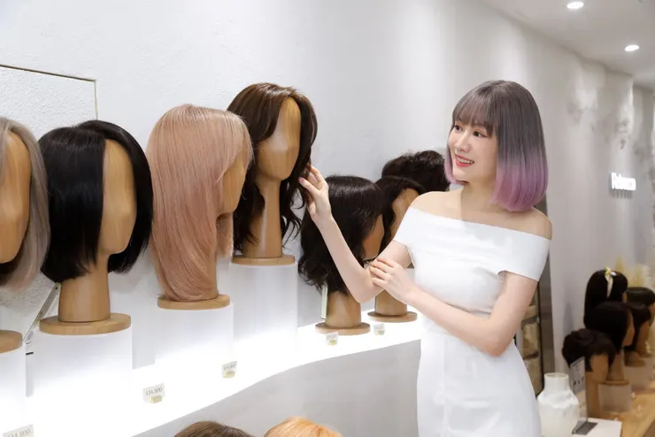 ▲門市精選多款人氣造型,男女款不同風格造型一應俱全,讓消費者在復古街區探索全新造型可能。