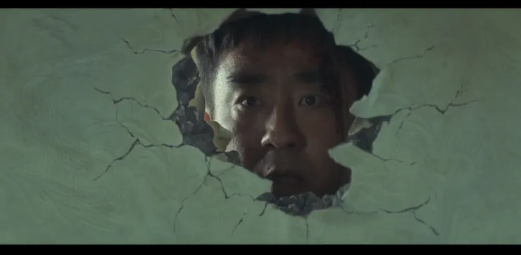 張洙源破牆，化身「浩克」般的怪物英雄救美，卻也成了羊群中醒目的孤狼，進而引發後續追擊。（Source: Disney+）