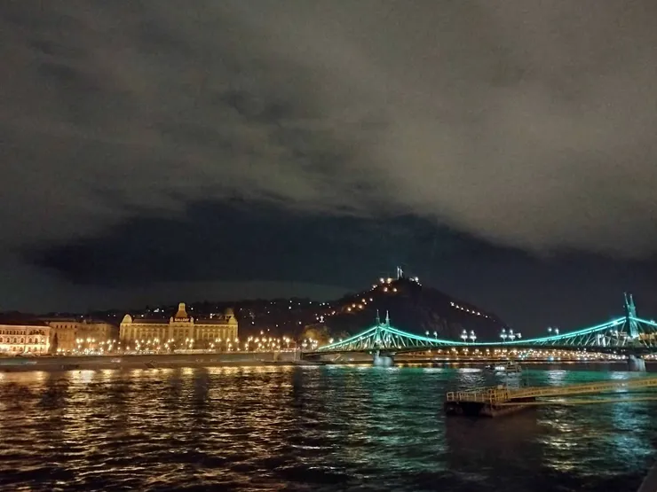 自由橋打上藍色的燈呢！