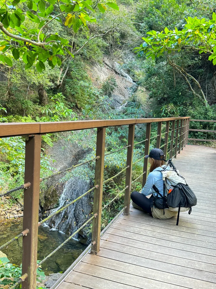 自拍一下假優閒的女子~